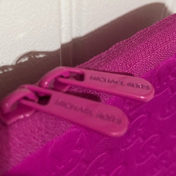 MICHAEL Michael Kors IPad/Tablet/Mini Laptop Neoprene Pink Crossbody Bag - Picture 7 of 15